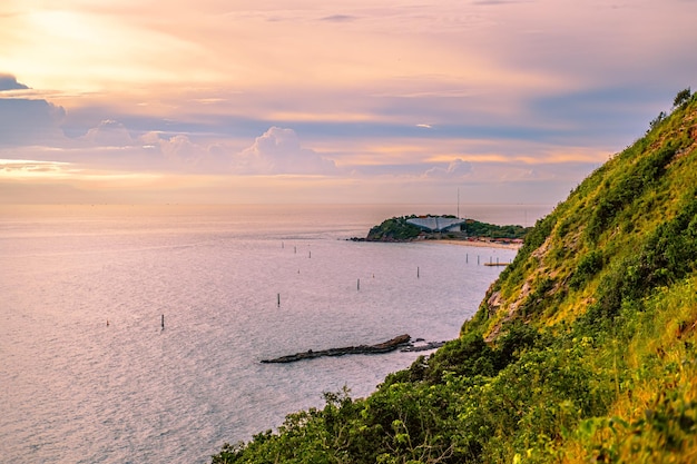 Atardecer en el acantilado gigante en la isla de Larn Koh Larn Hermoso mar en Chonburi Tailandia