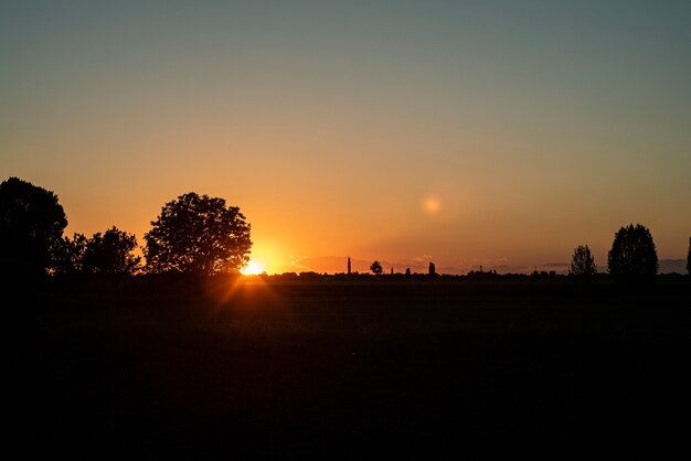 Atardecer en la aldea de campo en primavera en Italia