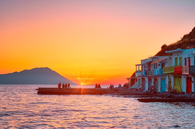 Atardecer en la aldea de klima en la isla de milos en grecia