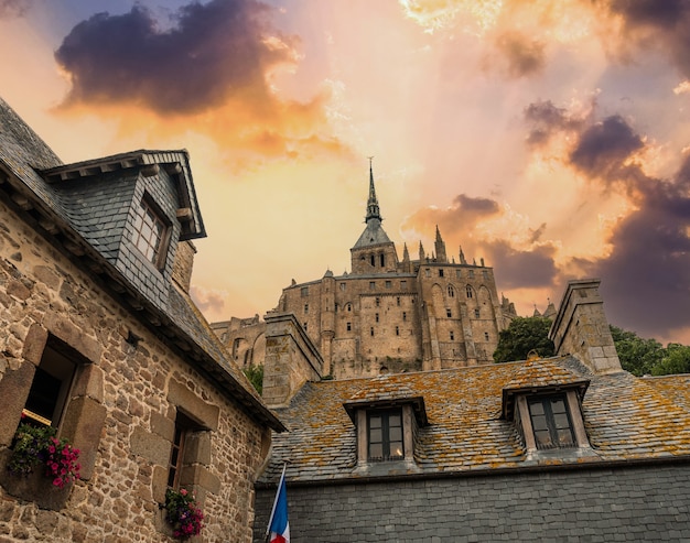 Atardecer en las antiguas viviendas de madera en la famosa Abadía de Mont Saint-Michel en el departamento de Manche, región de Normandía, Francia