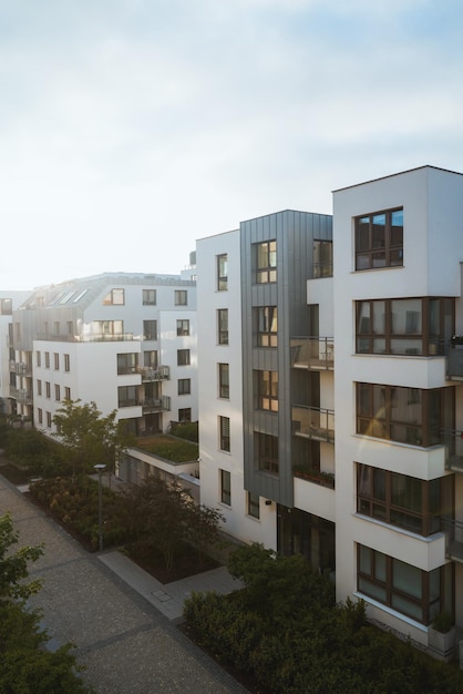 Atardecer en un apartamento europeo de media casa Concepto de arquitectura moderna para una vida mejor Edificio contemporáneo de tamaño medio en Europa
