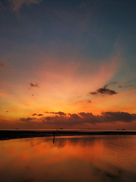 Atardecer ardiente con nubes junto al océano