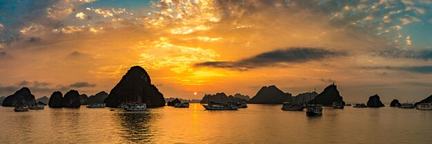 Atardecer en la bahía de Halong, Vietnam