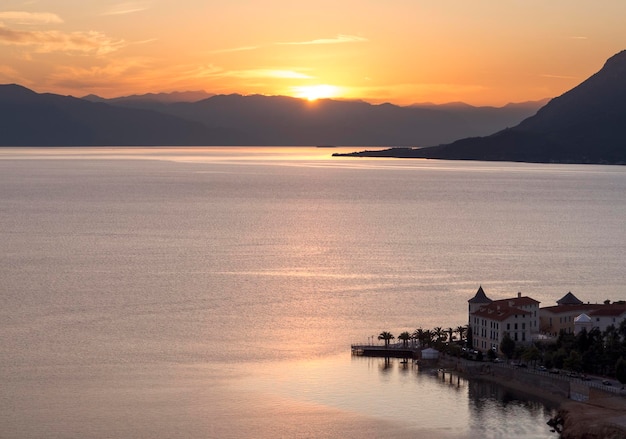 Atardecer en el balneario griego Loutra Edipsou en la isla de Evia Eubea en el Mar Egeo en Grecia
