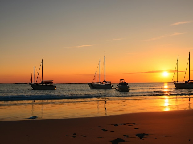 atardecer barcos playa