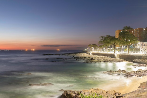 Atardecer en el borde de la playa de Barra en Salvador Bahia Brasil.