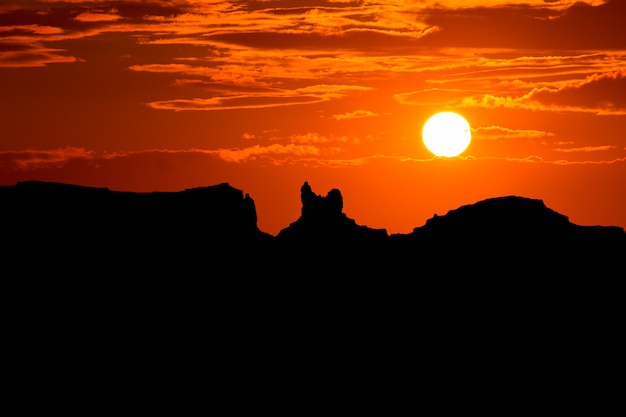 Atardecer en el camino panorámico de los Estados Unidos al parque Monument Valley