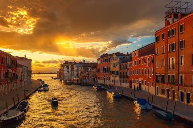 Atardecer en el canal Cannaregio en Venecia Italia