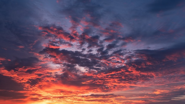 Atardecer cielo en la noche con espectacular nube de luz solar