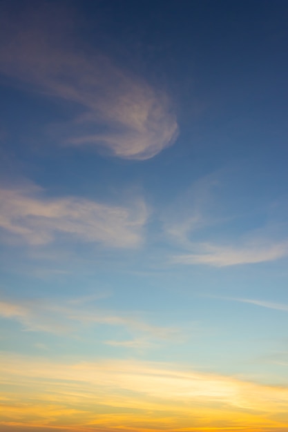 Atardecer cielo vertical en la noche y el crepúsculo con colorido sunligh en nubes esponjosas