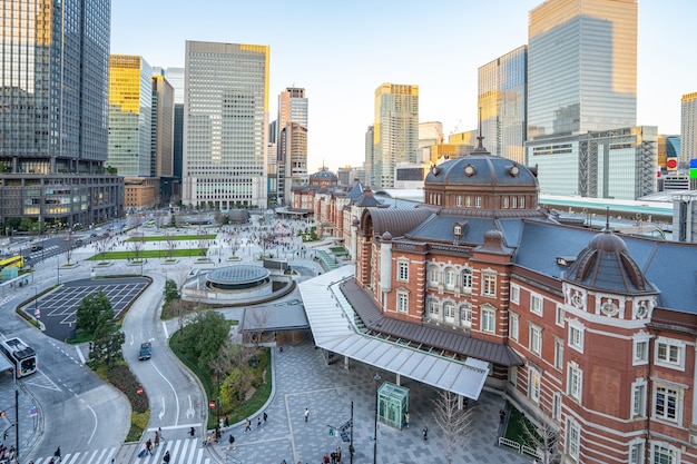 Foto atardecer en la ciudad de tokio con vista de la estación de tren de tokio en japón