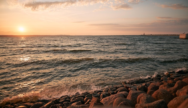 Atardecer en la costa de Gdansk durante una tarde de verano Dramático paisaje marino en el Mar Báltico