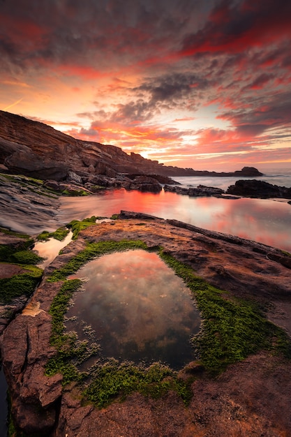 Atardecer en la costa vasca bajo la montaña de Jaizkibel en Hondarribia, País Vasco