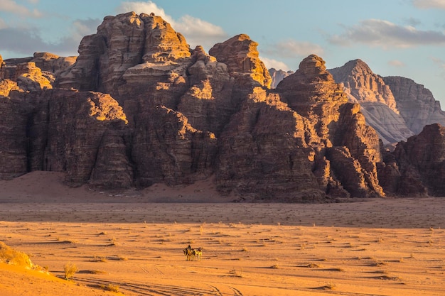 Atardecer en el desierto de Wadi Rum. Cielo y nubes anaranjados de la puesta del sol en Wadi Rum, Jordania