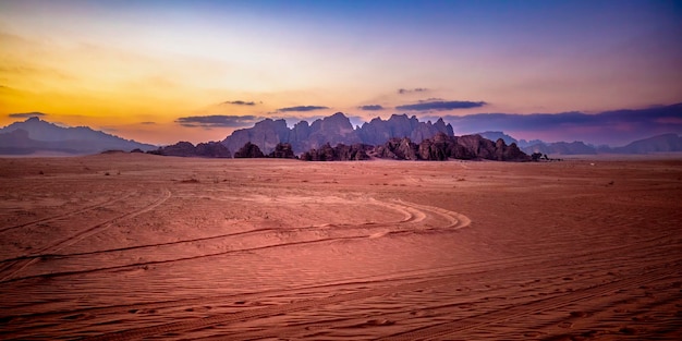 Atardecer en el desierto de wadi rum