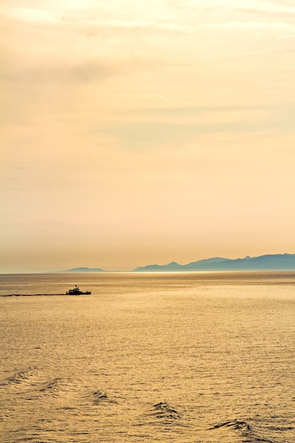 Atardecer dorado en el mar Mediterráneo