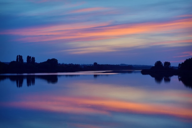 Atardecer en un embalse del lago