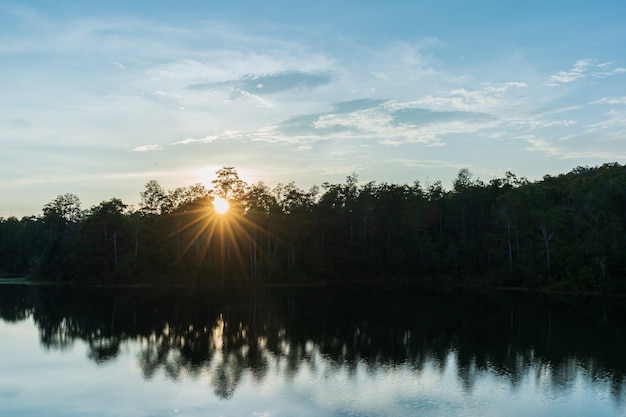 Atardecer en el embalse de Sai Sorn, Parque Khao Yai, Tailandia