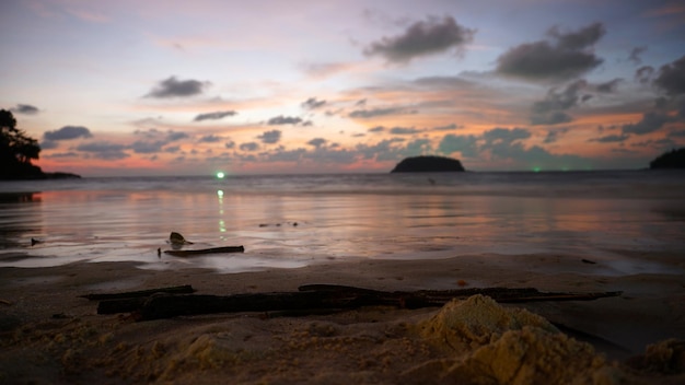 Un atardecer épico con vista al mar y la isla