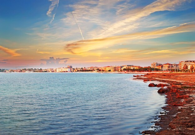 Atardecer escénico en Alghero Cerdeña