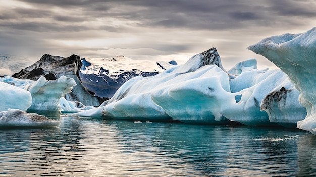 Atardecer en la famosa laguna glaciar Jokulsarlon Islandia