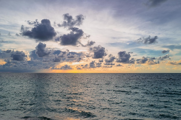 Atardecer en el fondo del mar Fondo de pantalla de naturaleza con agua de mar de verano Textura de mar Salida del sol tranquila en tropical