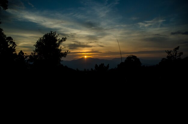 Foto atardecer en el fondo de la montaña