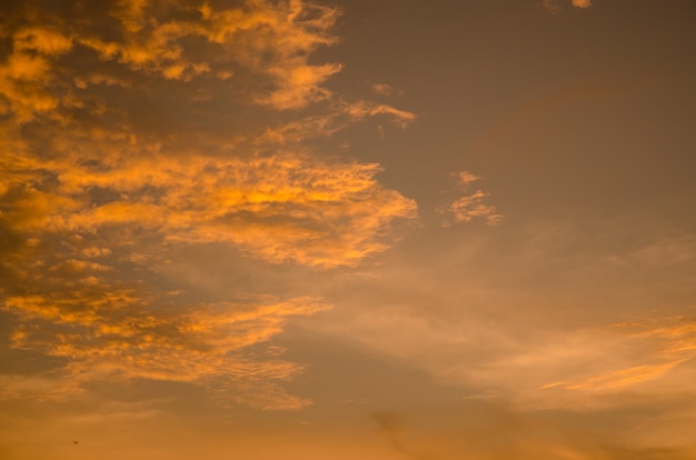 Atardecer en el fondo de la montaña