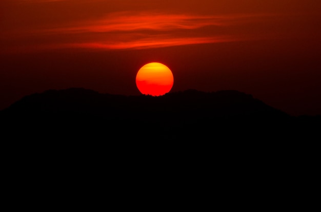 Foto atardecer en el fondo de la montaña