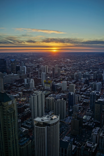 Atardecer de horizonte de Chicago con cielo crepuscular en la noche