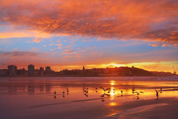 Atardecer de horizonte de Gijón en la playa de san lorenzo asturias