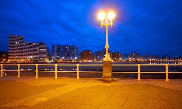 Atardecer de horizonte de Gijón en la playa de san lorenzo asturias