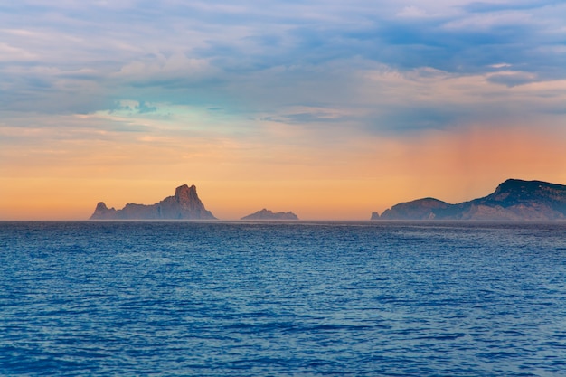 Atardecer de Ibiza en las islas baleares vista desde el mar