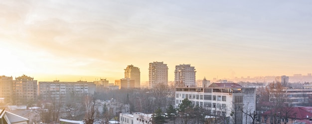 Atardecer de invierno en la ciudad de Chisinau