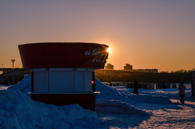 Atardecer de invierno en el paseo marítimo de la ciudad