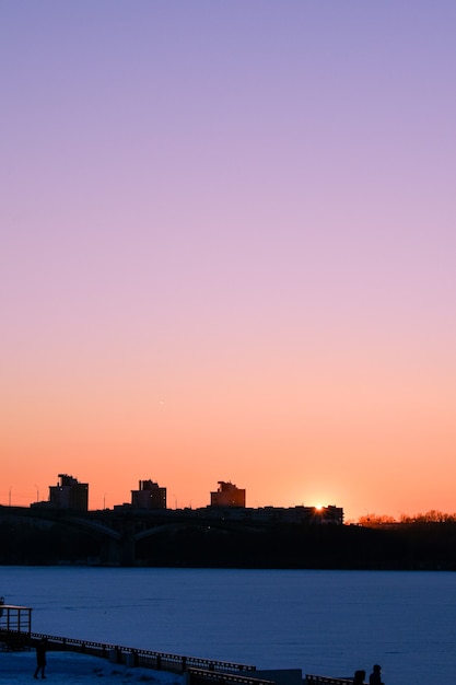 Atardecer de invierno en el paseo marítimo de la ciudad