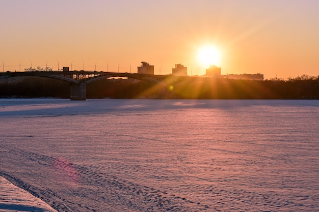 Atardecer de invierno en el paseo marítimo de la ciudad