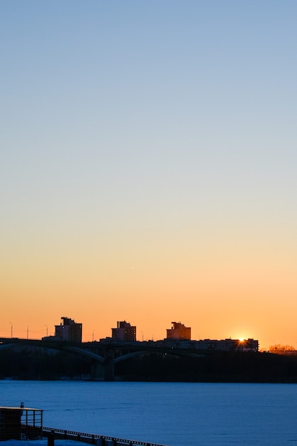 Atardecer de invierno en el paseo marítimo de la ciudad