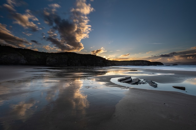 ¡Atardecer de invierno con reflejos de nubes en la playa de Las Islas!