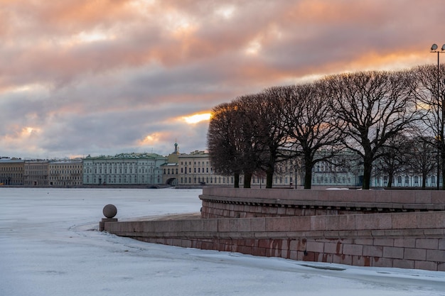 Foto un atardecer de invierno en san petersburgo, rusia