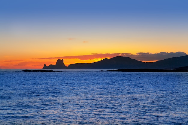 Atardecer de la isla de Ibiza con Es Vedra en el fondo.