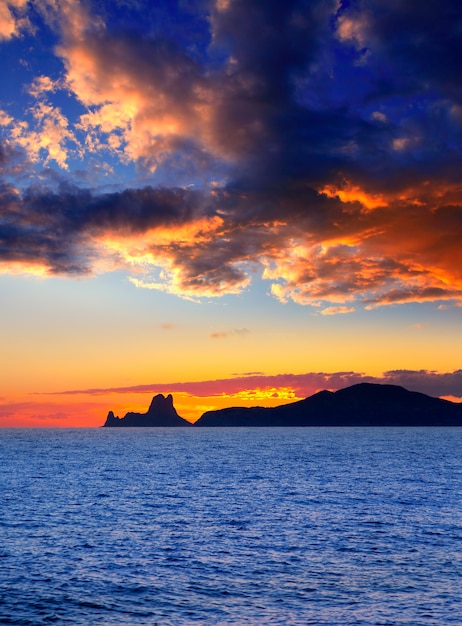 Atardecer de la isla de Ibiza con Es Vedra en el fondo.