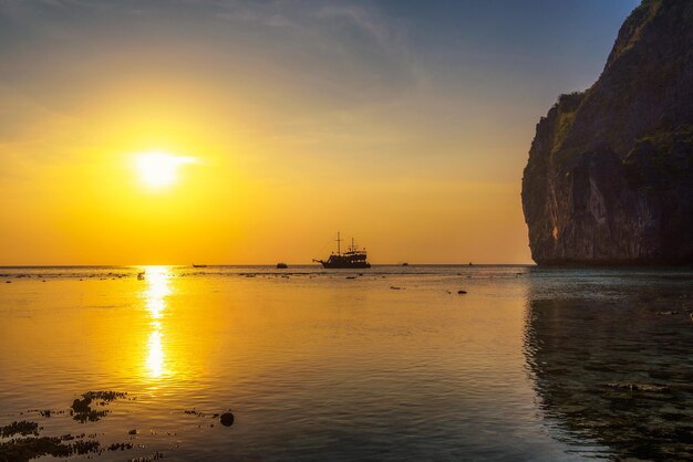 Atardecer en la isla de Koh Phi Phi con un barco en Tailandia