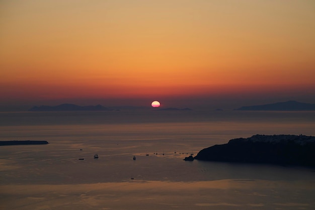 Atardecer en la isla de Santorini con algunos veleros Grecia