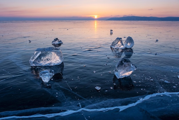 Atardecer en el lago Baikal congelado