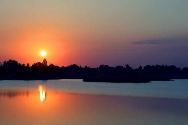 Atardecer en el lago del estanque