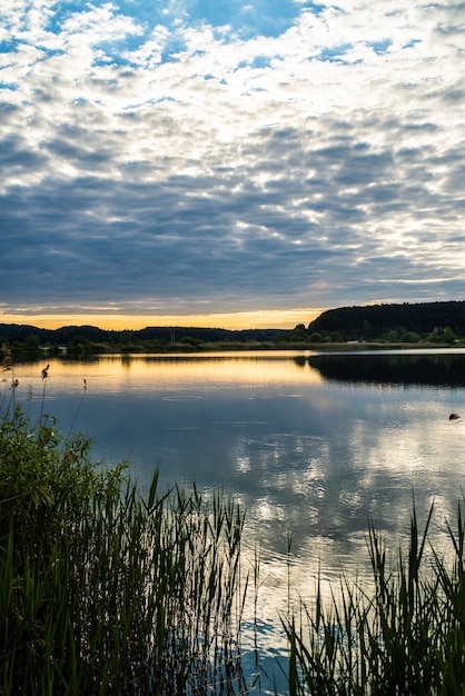 Atardecer en el lago para recreación y pesca.