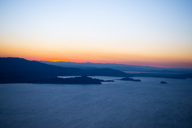 Atardecer en el lago Titicaca desde la isla de Amantani, Perú