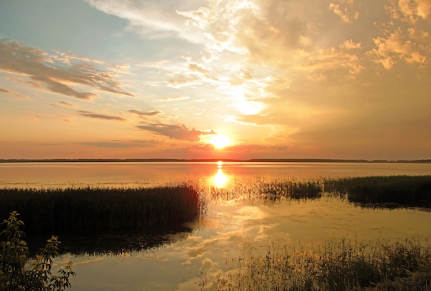 Atardecer en el lago en verano