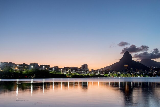 Atardecer en la Laguna Rodrigo de Freitas en Río de Janeiro - Brasil.